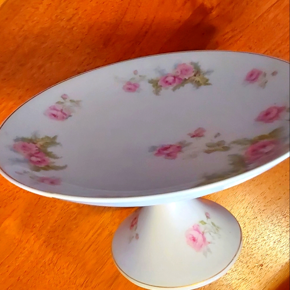 Vintage compotier/ cake stand. Beautiful & elegant, Czechoslavakia porcelain